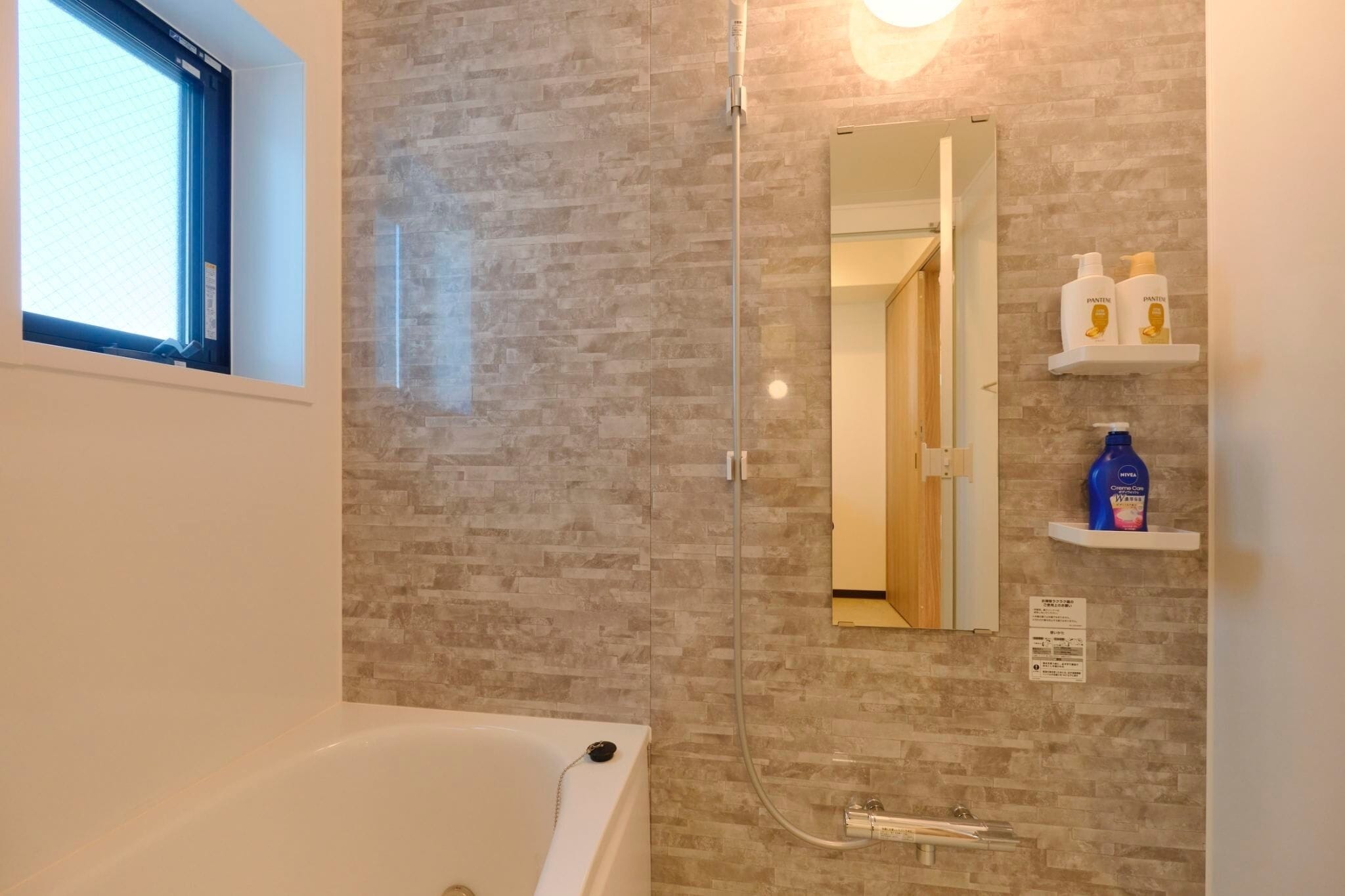 Combined shower/bathtub, free toiletries, hair dryer, slippers