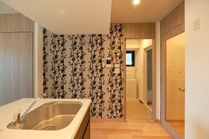 Mini réfrigérateur, micro-ondes, plaque de cuisson