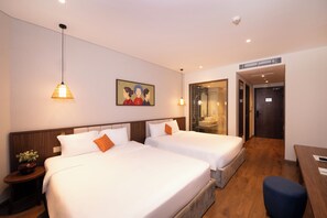 Habitación familiar, 2 camas de matrimonio | Ropa de cama hipoalergénica, colchones Select Comfort, minibar