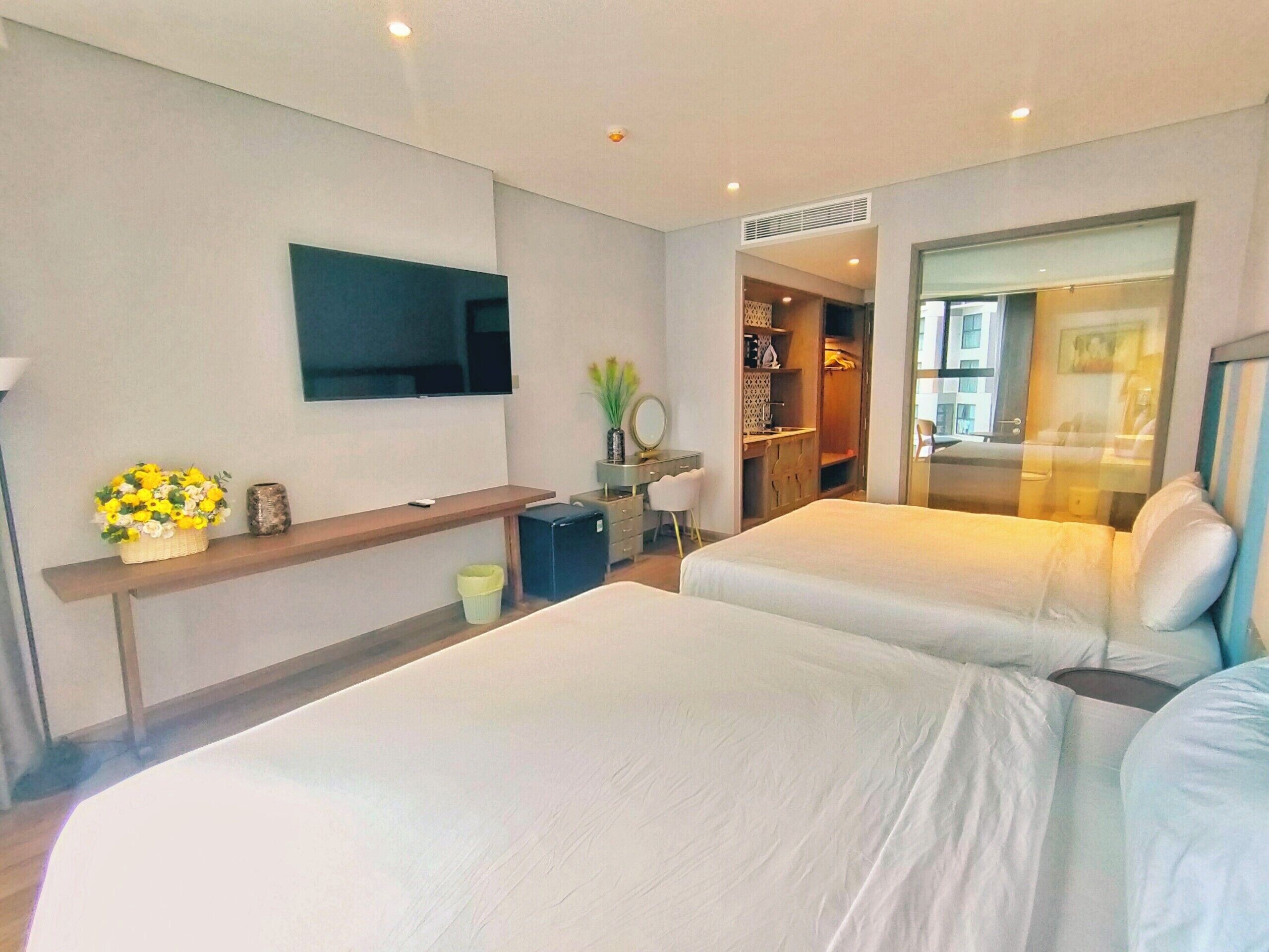 Camera familiare, 2 letti queen | Biancheria da letto ipoallergenica, materassi Select Comfort, minibar