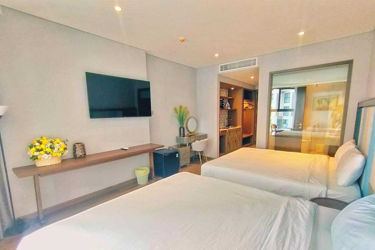 Family Room, 2 Queen Beds | Hypo-allergenic bedding, Select Comfort beds, minibar, in-room safe