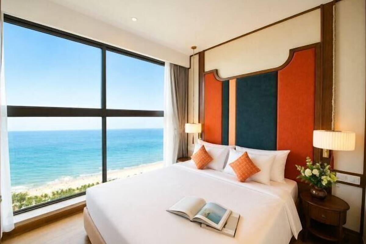 Hypo-allergenic bedding, Select Comfort beds, minibar, in-room safe