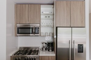 Fridge, microwave, oven, stovetop - Trendy UES Studio w/ Doorman, Gym, Lounge & W/D, by Blueground (Uptown)