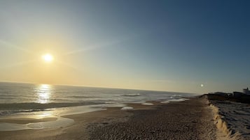 På stranden, liggestole, badehåndklæder