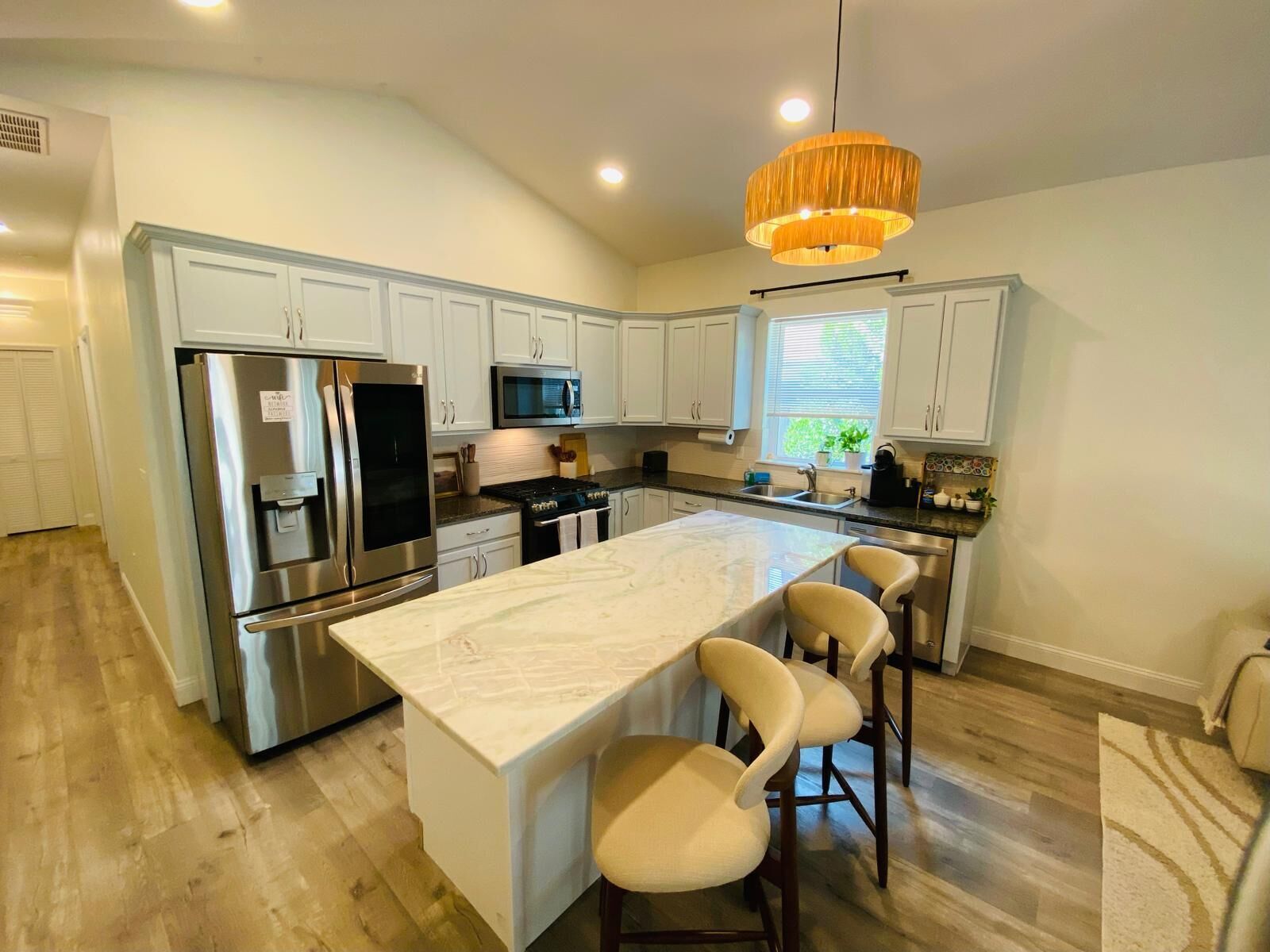 Geladeira, micro-ondas, fogão, cooktop