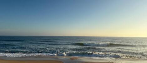 På stranden, solsenger og strandhåndklær