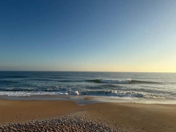 Plage, chaises longues, serviettes de plage