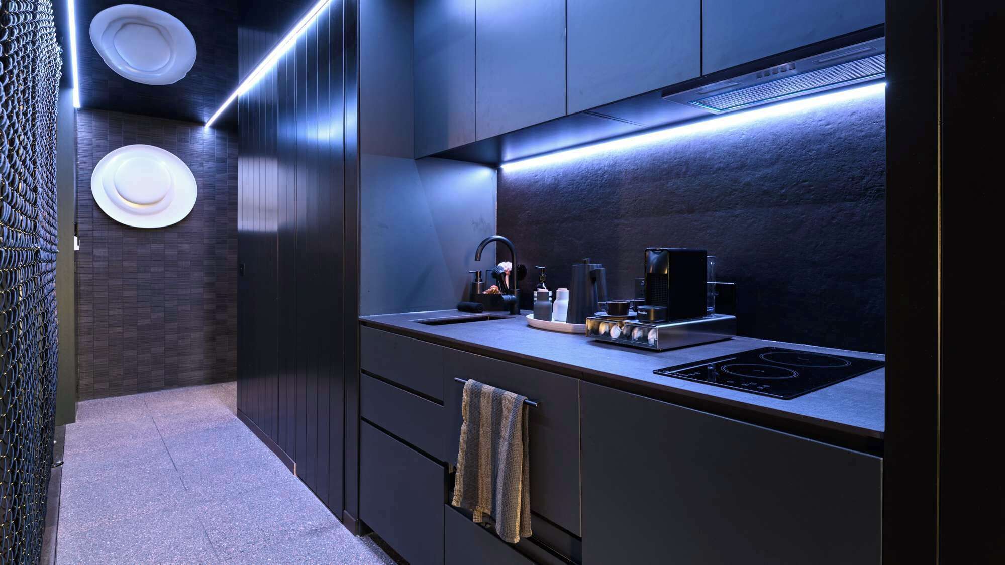 Microondas, parrilla de estufa, lavavajillas y cafetera y tetera 