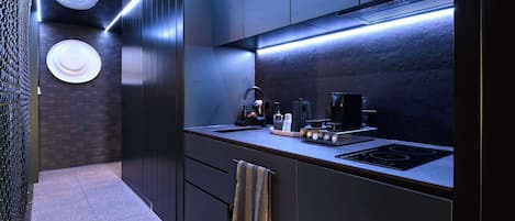 Mikrobølgeovn, kokeplater, oppvaskmaskin og kaffetrakter/tekoker