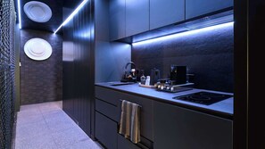 Micro-ondes, plaque de cuisson, lave-vaisselle, cafetière/bouilloire