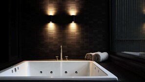 Douche, sèche-cheveux, serviettes fournies