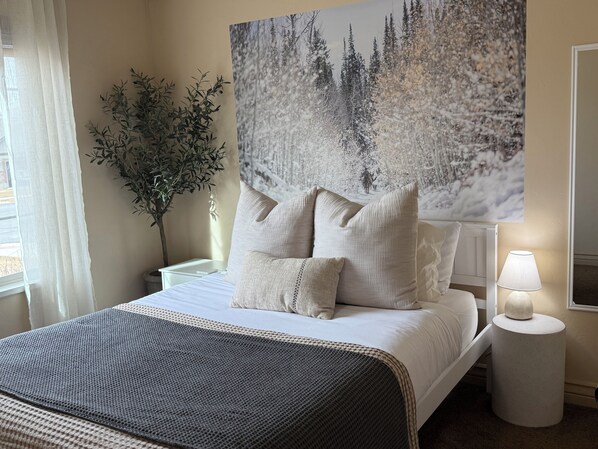 6 bedrooms, desk, iron/ironing board, travel cot