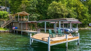 Une jetée en bois dotée d’un espace de repos couvert et d’un petit pavillon.