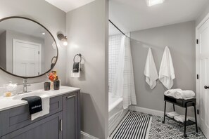 Hair dryer, towels, soap, shampoo - Cozy Chic Countryside Haven -  Sleeps 4 , Firepit (Sturbridge)