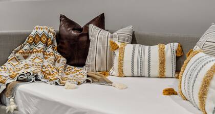 Cozy Chic Countryside Haven - Sleeps 4 , Firepit