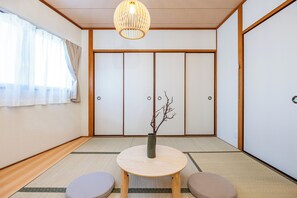 家庭獨棟房屋, 陽台 | 4 間臥室、遮光布/窗簾、熨斗/熨衣板、免費無線上網
