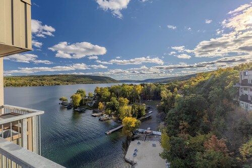 Beautiful 3-bed home with Canandaigua lake view and access, Bristol Ski Resort