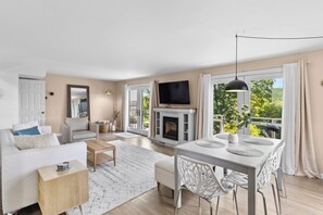 Una Smart TV, una chimenea