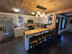 Microwave, oven, stovetop, dishwasher - The Stargazer Cabin at Moonhull Mountain — hike-in, hike-out lodging on the OHT (Oark)