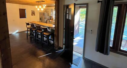 The Stargazer Cabin at Moonhull Mountain — hike-in, hike-out lodging on the OHT