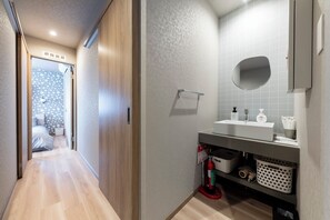 Sèche-cheveux, chaussons, bidet, serviettes fournies