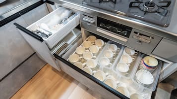 Een koelkast, een magnetron, een kookplaat, een broodrooster