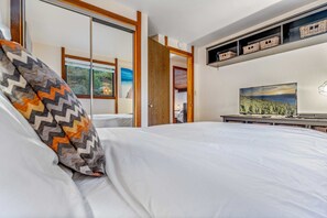 2 bedrooms, WiFi - Secluded Tahoe Retreat Near Trails & Beach (Carnelian Bay)