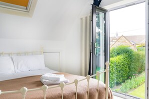 House, Garden View | 5 bedrooms, free WiFi - Stunning 5 Bed in the Centre of Bourton (Cheltenham)