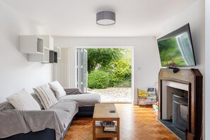 House, Garden View | Living area | TV - Stunning 5 Bed in the Centre of Bourton (Cheltenham)