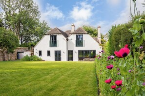 Exterior - Stunning 5 Bed in the Centre of Bourton (Cheltenham)