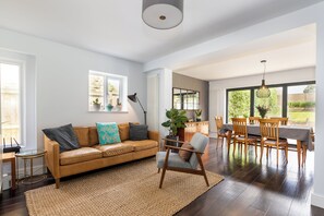 House, Garden View | Living area | TV - Stunning 5 Bed in the Centre of Bourton (Cheltenham)