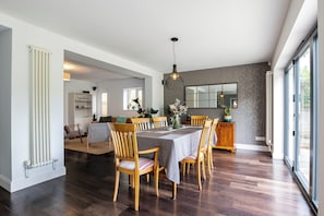 Dining - Stunning 5 Bed in the Centre of Bourton (Cheltenham)