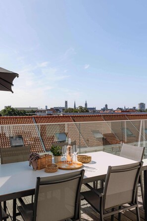 Outdoor dining - Heart of Ghent: Stylish with Terrace & Parking (Gent)