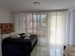 5 quartos, cofres nos quartos, ferros/tábuas de passar roupa, Wi-Fi