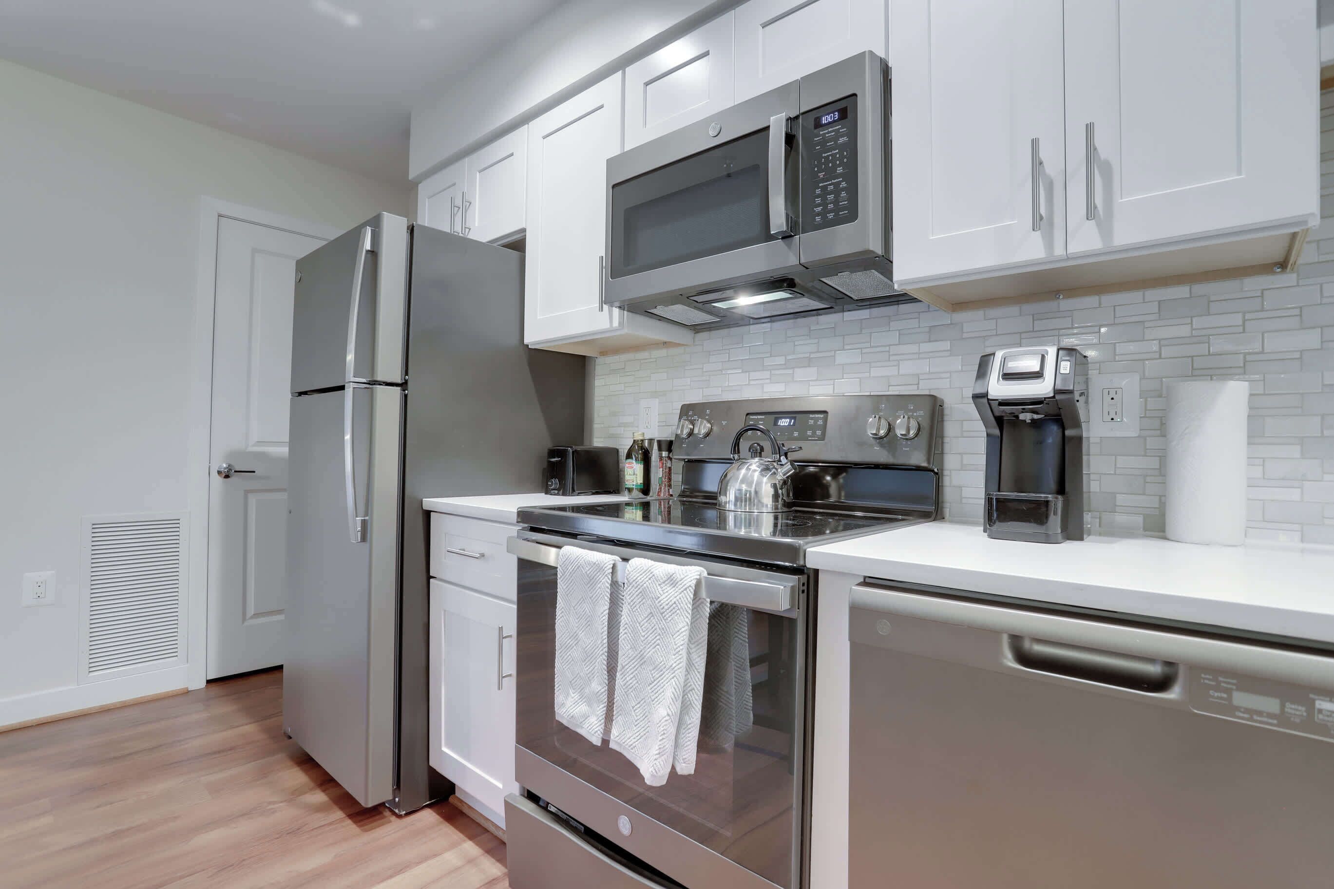 Kjøleskap, mikrobølgeovn, ovn og kokeplater