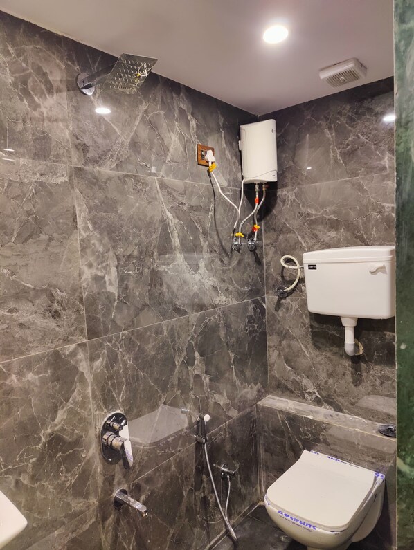Shower, towels, soap, toilet paper - Garden View Inn (Mumbai)