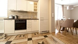 Kaffetrakter/tekoker, kjøleskap, mikrobølgeovn og ovn