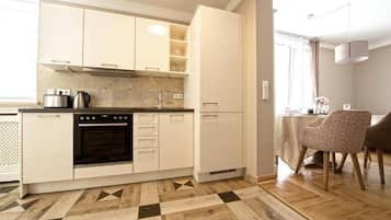Een koelkast, een microgolfoven, een oven, een kookplaat