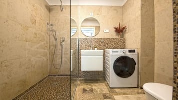 Dusche, Haartrockner, Handtücher, Seife