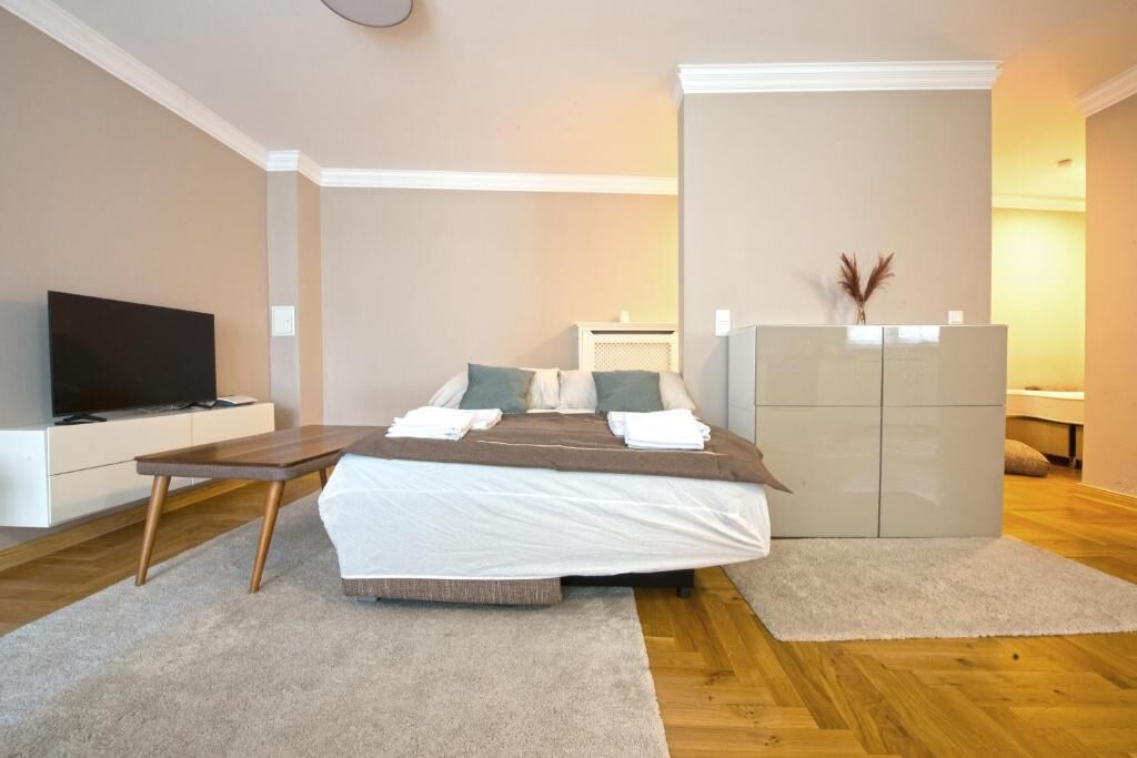 1 habitación, tabla de planchar con plancha y cuna de viaje 