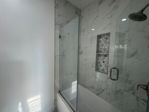 Secadora de cabello, toallas, jabón, papel de baño 