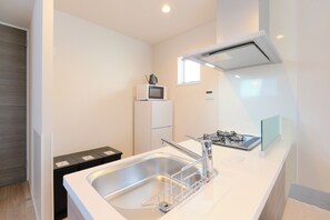 Kjøleskap, mikrobølgeovn, kokeplater og kjøkkenutstyr