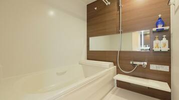 Combined shower/tub, hair dryer, towels, shampoo