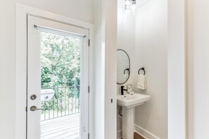 Interior - Downtown Home - Rooftop deck -  5 Mins to Broadway (Nashville)