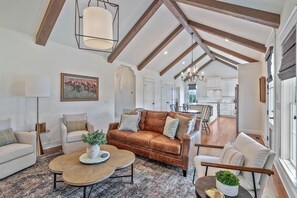 TV, fireplace, offices - 32 Acre Farm at Maven Stables ｜Spring Hill (Columbia)