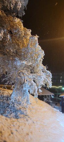 Self contained family snow accommodation  just 45 mins to the resorts