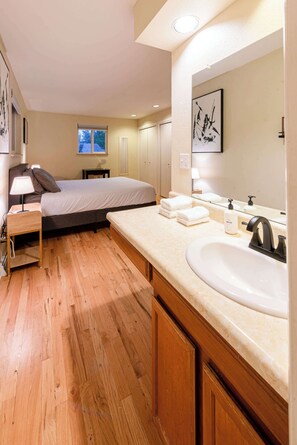 4 makuuhuonetta, työpöytä, silitysrauta/-lauta, vauvan matkasänky