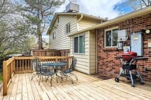 Outdoor dining - Spacious 3BR | Deck | Mountain Views + Trails (Boulder)