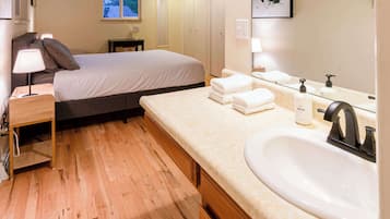 4 kamar tidur, meja kerja, setrika/meja setrika, dan tempat tidur bayi