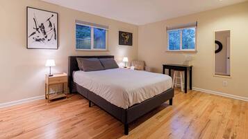 4 slaapkamers, een bureau, een strijkplank/strijkijzer, reisbedje
